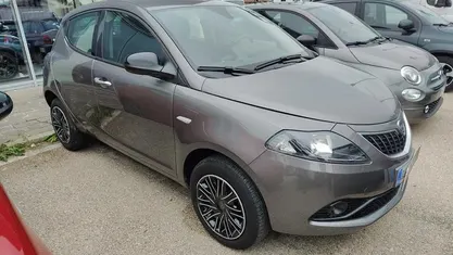 Grigio Usata 2022 Lancia Ypsilon Gold Utilitaria | 12.500 € (Buon prezzo)