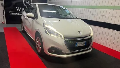 Bianco Usata 2015 Peugeot 208 Active Due volumi | 6350 € (Buon prezzo)