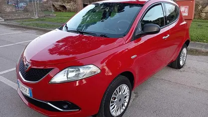 Usata Lancia Ypsilon Platinum 84 CV (61 kW) 2016 Rosso Utilitaria