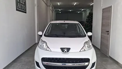 Bianco Usata 2012 Peugeot 107 Active Due volumi | 5200 € (Buon prezzo)