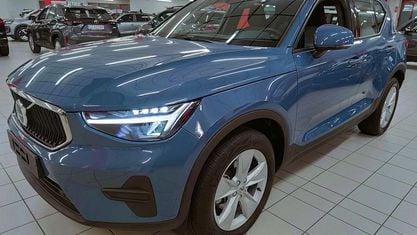 Käytetty Volvo XC40 163 HP (119 kW) 2024 Sininen Katumaasturi