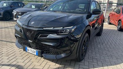Nouă Alfa Romeo Junior Edizione Speciale 145 CP (106 kW) 2025 Negru SUV