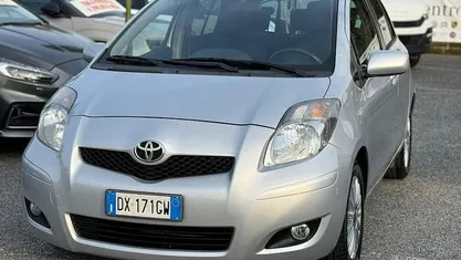 Usata Toyota Yaris 101 CV (74 kW) 2009 Gray Utilitaria