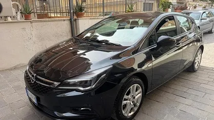 Nero Usata 2016 Opel Astra Tre volumi | 8990 € (Buon prezzo)