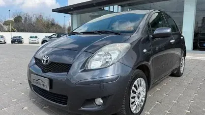 Usata Toyota Yaris Sol 69 CV (50 kW) 2010 Grigio Utilitaria