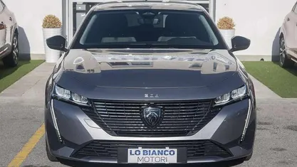 Grigio artense met Usata 2022 Peugeot 308 Allure Tre volumi | 18.500 € (Buon prezzo)