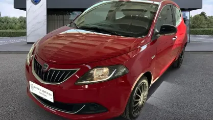 Usata Lancia Ypsilon Silver 69 CV (50 kW) 2022 Rosso Utilitaria