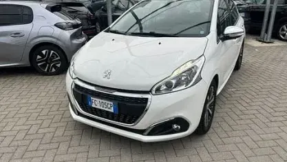 Usata Peugeot 208 Allure 82 CV (60 kW) 2015 Bianco Utilitaria