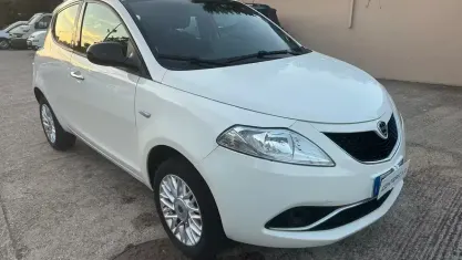 Usata Lancia Ypsilon 80 CV (58 kW) 2015 Bianco Utilitaria