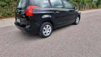 Usata Peugeot 5008 112 CV (82 kW) 2011 Nero Monovolume
