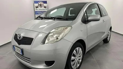 Argento Usata 2008 Toyota Yaris Tre volumi | 4290 € (Buon prezzo)