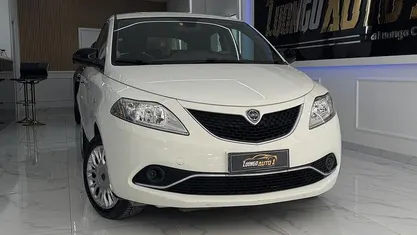 Begagnad Lancia Ypsilon Platinum 69 HK (50 kW) 2017 Vit Halvkombi