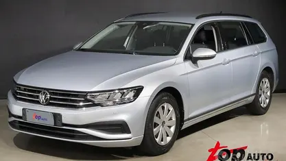 Usata VW Passat 150 CV (110 kW) 2022 Scale silver metallic Berlina