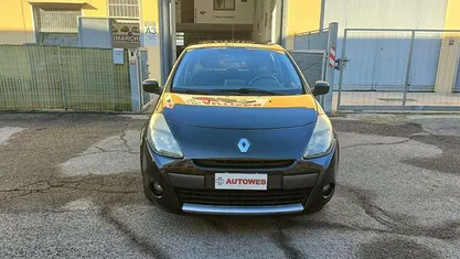 Nero Usata 2009 Renault Clio II Dynamique Tre volumi | 4700 € (Buon prezzo)