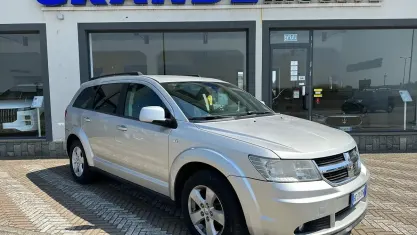 Usata Dodge Journey SXT 140 CV (102 kW) 2010 Grigio argento metallizzato SUV