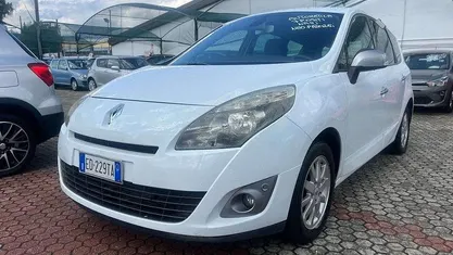 Bianco Usata 2011 Renault Scénic III Monovolume | 5499 € (Molto cara)