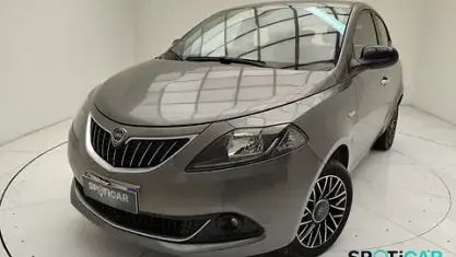 Usado Lancia Ypsilon S 70 HP (51 kW) 2024 Cinzento Citadino