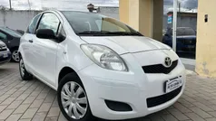 Bianco Usata 2009 Toyota Yaris Tre volumi | 4100 € (Buon prezzo)