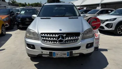 Usata Mercedes ML320 Chrome 224 CV (164 kW) 2007 Grigio SUV