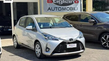 Usata Toyota Yaris Active 72 CV (52 kW) 2018 Grigio Berlina