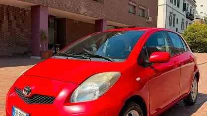 Usata Toyota Yaris 69 CV (50 kW) 2011 Rosso Utilitaria