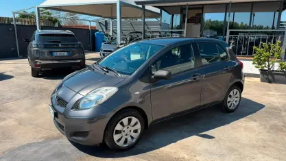 Usata Toyota Yaris Sol 69 CV (50 kW) 2009 Grigio Utilitaria