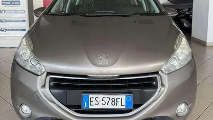 Grigio Usata 2014 Peugeot 208 Business-Line Due volumi | 5900 € (Buon prezzo)