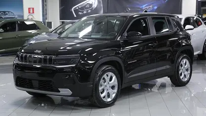 Ny Jeep Avenger Altitude 101 HK (74 kW) 2025 Svart SUV