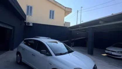Usata Lancia Delta Gold 120 CV (88 kW) 2014 Bianco Utilitaria