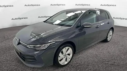 Grigio Nuova 2025 VW Golf VIII Life Tre volumi | 29.490 € (Buon prezzo)