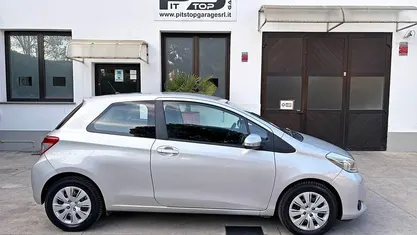 Usata Toyota Yaris Lounge 69 CV (50 kW) 2013 Argento Utilitaria