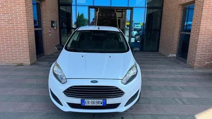 Usata Ford Fiesta 75 CV (55 kW) 2013 Bianco Furgone