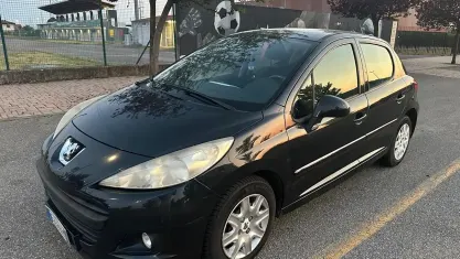 Usata Peugeot 207 Active 73 CV (53 kW) 2011 Nero Utilitaria