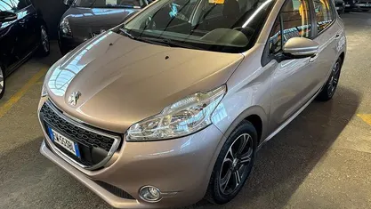Usata 2014 Peugeot 208 Allure Due volumi | 5900 € (Buon prezzo)