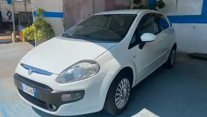Usata Fiat Grande Punto 77 CV (56 kW) 2010 Bianco Utilitaria
