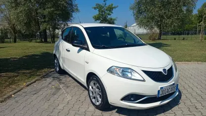 Usata Lancia Ypsilon Gold 69 CV (50 kW) 2016 Bianco Utilitaria