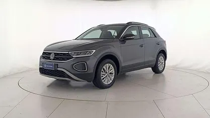 Indium grey metallizzato nero Usata 2024 VW T-Roc Life SUV | 25.900 € (Ottimo prezzo)
