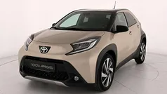 Ginger beige & black met Usata 2022 Toyota Aygo Lounge Due volumi | 14.900 € (Buon prezzo)
