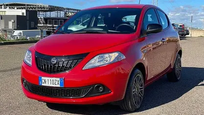 Usata Lancia Ypsilon Silver 70 CV (51 kW) 2023 Rosso Utilitaria
