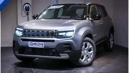 Nieuw Jeep Avenger Altitude 110 PK (80 kW) 2026 Zwart SUV
