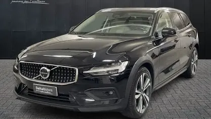Usata Volvo V60 CC Ultimate 197 CV (144 kW) 2024 Nero metallizzato Station wagon