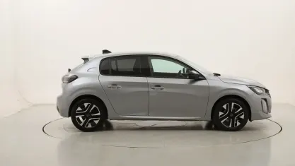Usata Peugeot 208 Allure 101 CV (74 kW) 2025 Grigiogrigio Utilitaria