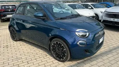 Begagnad Fiat 500e Icon 86 kW (118 HK) 2021 Blå Halvkombi
