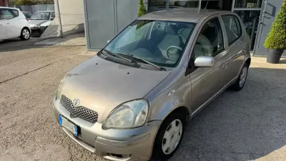 Usata Toyota Yaris Sol 68 CV (50 kW) 2003 Grigio Berlina