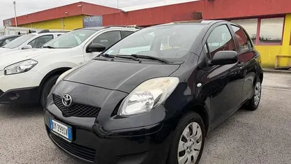 Nero Usata 2010 Toyota Yaris Tre volumi | 4900 € (Buon prezzo)