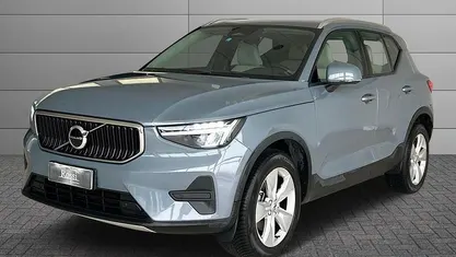 Grigio medio metallizzato Usata 2023 Volvo XC40 Core SUV | 30.500 € (Buon prezzo)