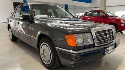 Brugt Mercedes E200 118 HK (86 kW) 1990 Grå Sedan