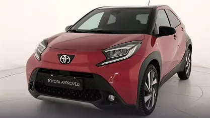 Usata Toyota Aygo X Lounge 72 CV (52 kW) 2022 Chili red & black met SUV