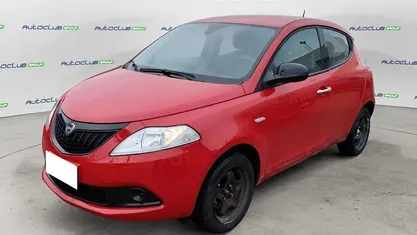 Usata Lancia Ypsilon Silver 69 CV (50 kW) 2023 Rosso Utilitaria
