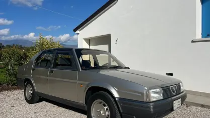 Usata Alfa Romeo 90 Super 128 CV (94 kW) 1986 Grigio Berlina